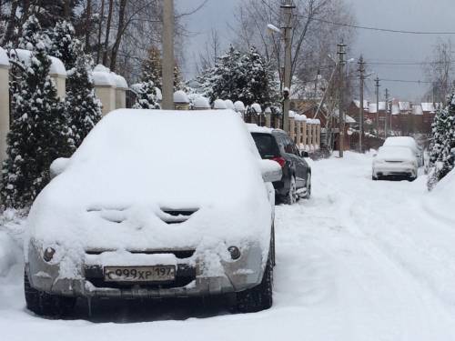 Оставленные вдоль обочин машины мешают убирать снег