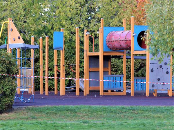 Детская площадка у роллердрома закрыта на реконструкцию