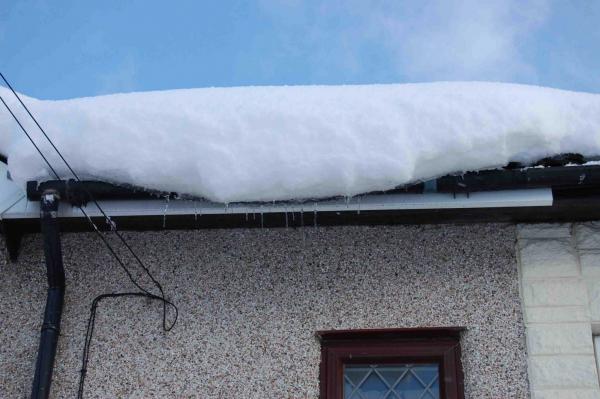   <p>Просьба осмотреть и почистить крыши своих домов от снега</p>