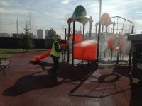 Детские площадки Потапово принимают «летний душ»