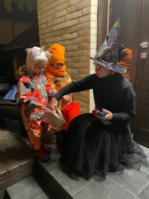 Организованное жителями мероприятие в традициях  Хэллоуина.